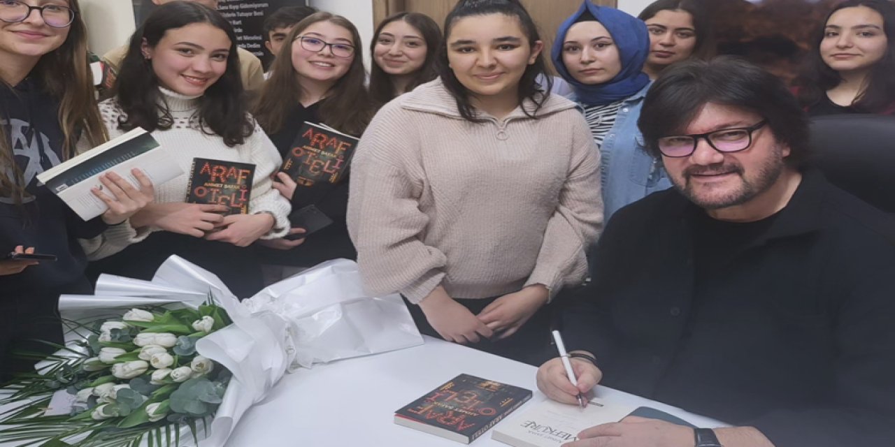 Ahmet Şafak İmza Gününde Okurlarıyla Buluştu