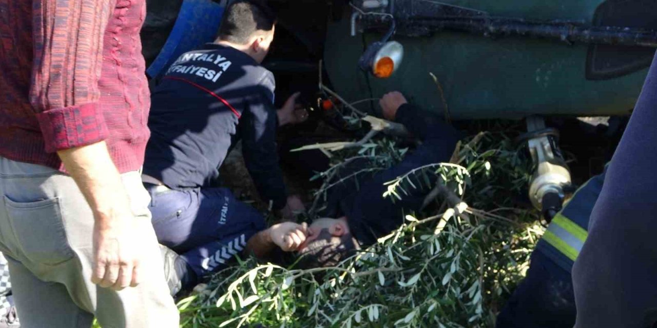 Devrilen Traktörün Altında Kalan Sürücüyü İtfaiye Ekipleri Kurtardı