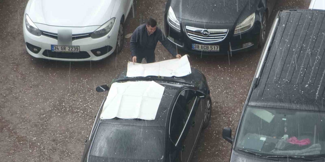 Kayseri’de Dolu Bir Anda Bastırdı, Vatandaşlar Ne Yapacağını Şaşırdı