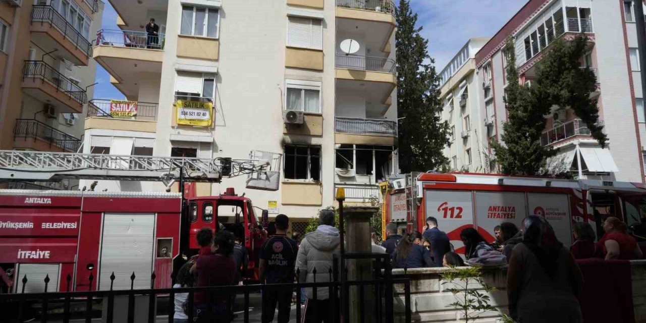 Evleri Yanan Yaşlı Çift Birbirinde Teselli Buldu