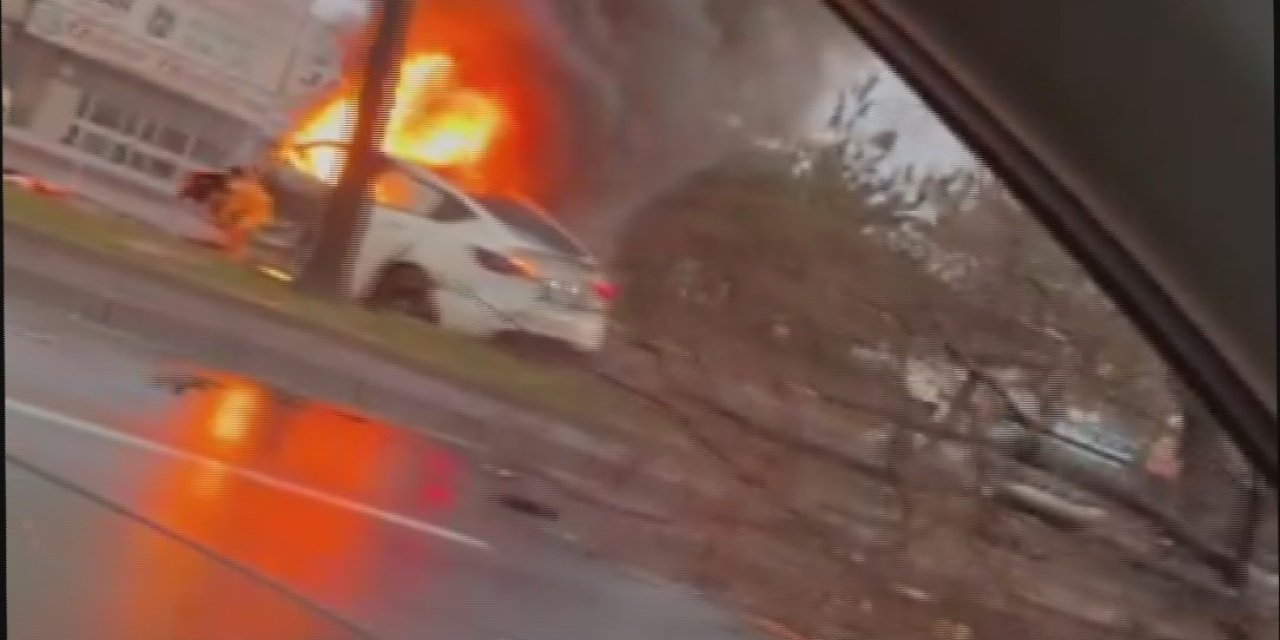 Kazada Savrulan Elektrikli Otomobil Alev Alev Yandı