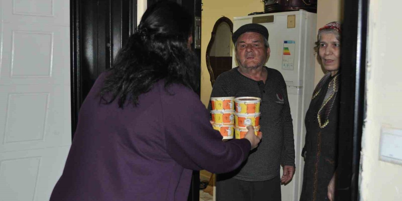 Her Ramazan Onlarca Engellinin Kapısını Dolaşarak, İftarlık Yemek Dağıtıyorlar