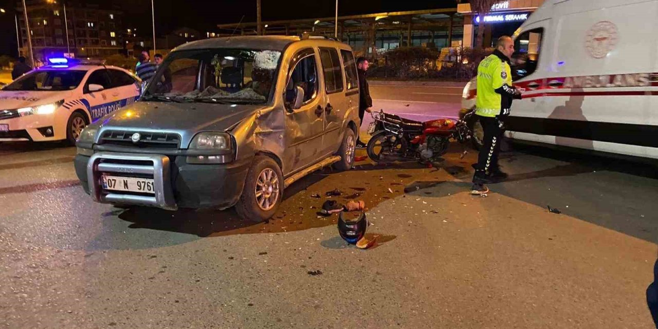 Otomobille Çarpışan Ehliyetsiz Motosiklet Sürücüsü Yaralandı
