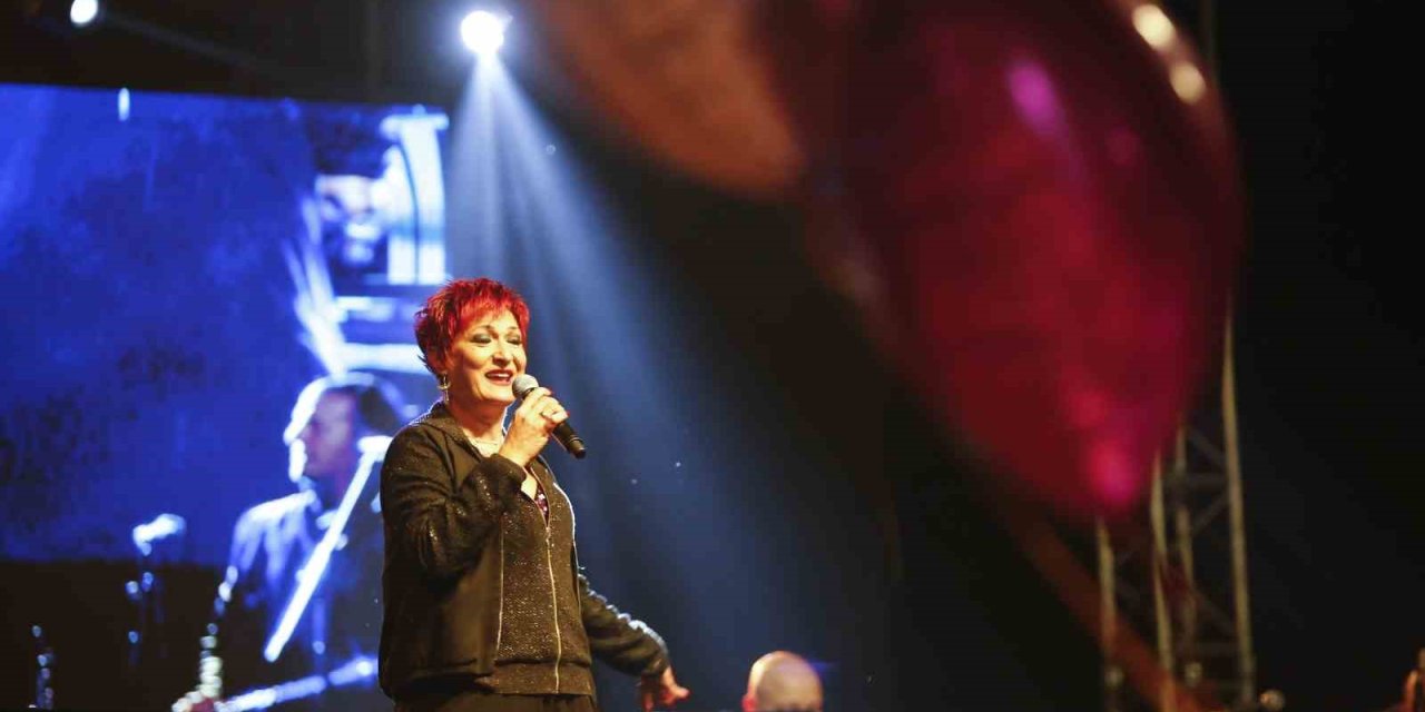 Sirtaki Oynayıp Dans Ettiler