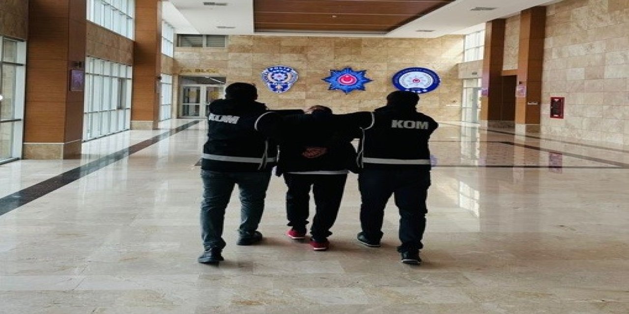 Sahte Para Suçundan 22 Yıl Hapis Cezası İle Aranan Şahıs, Saklandığı Evde Sahte Paralarla Yakalandı