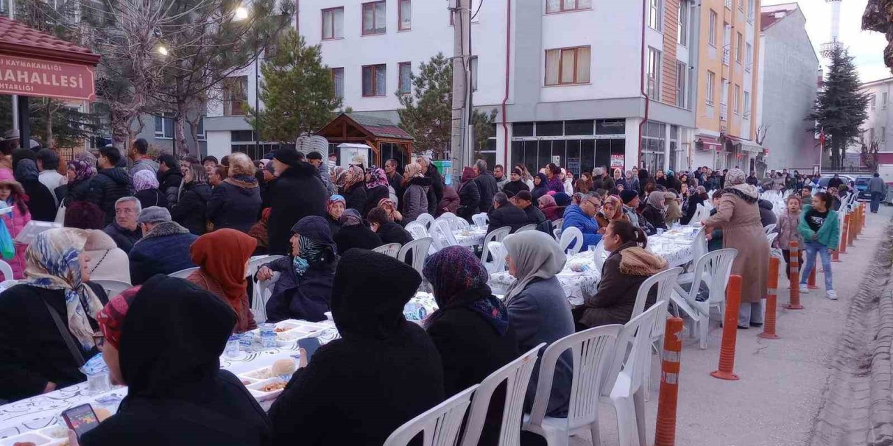 Fatih Mahallesi’ndeki Vatandaşlar İftarda Bir Araya Geldi