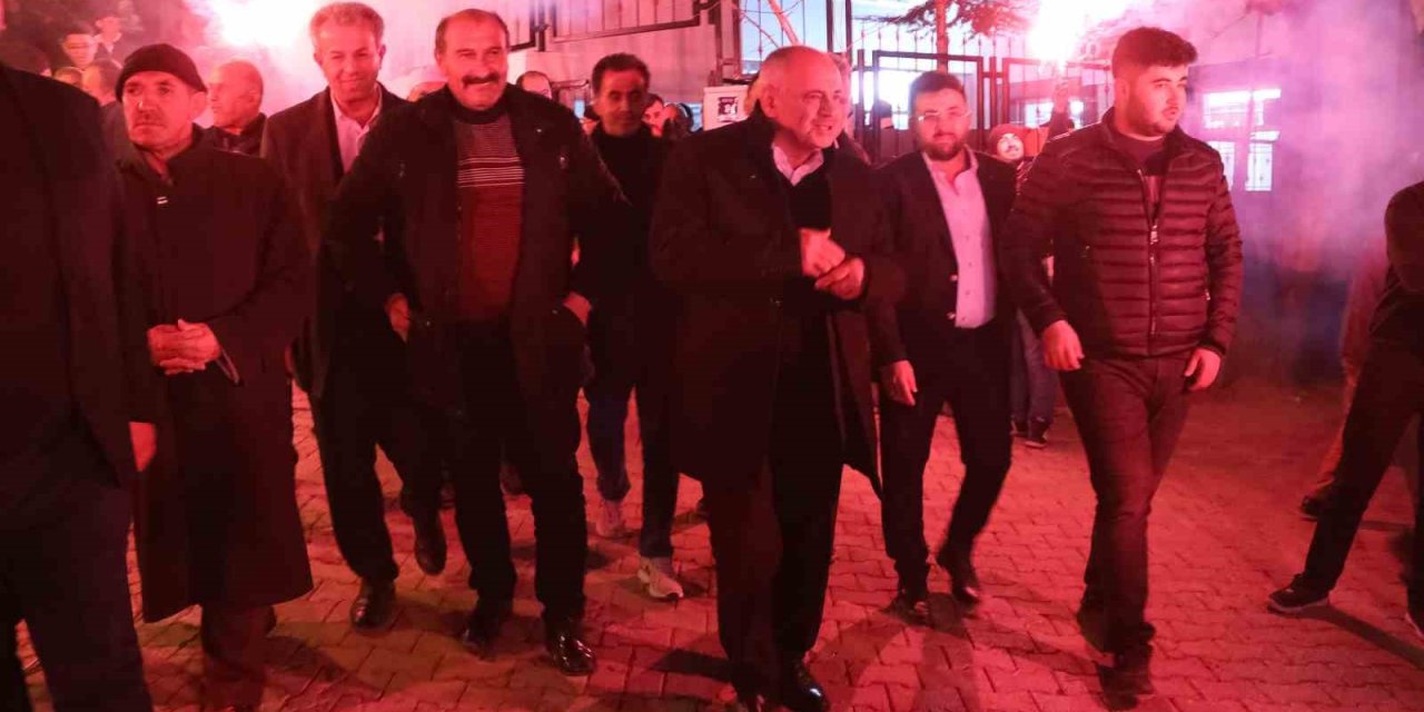 Başkan Esat Öztürk Mahallelerde Coşkuyla Karşılanıyor