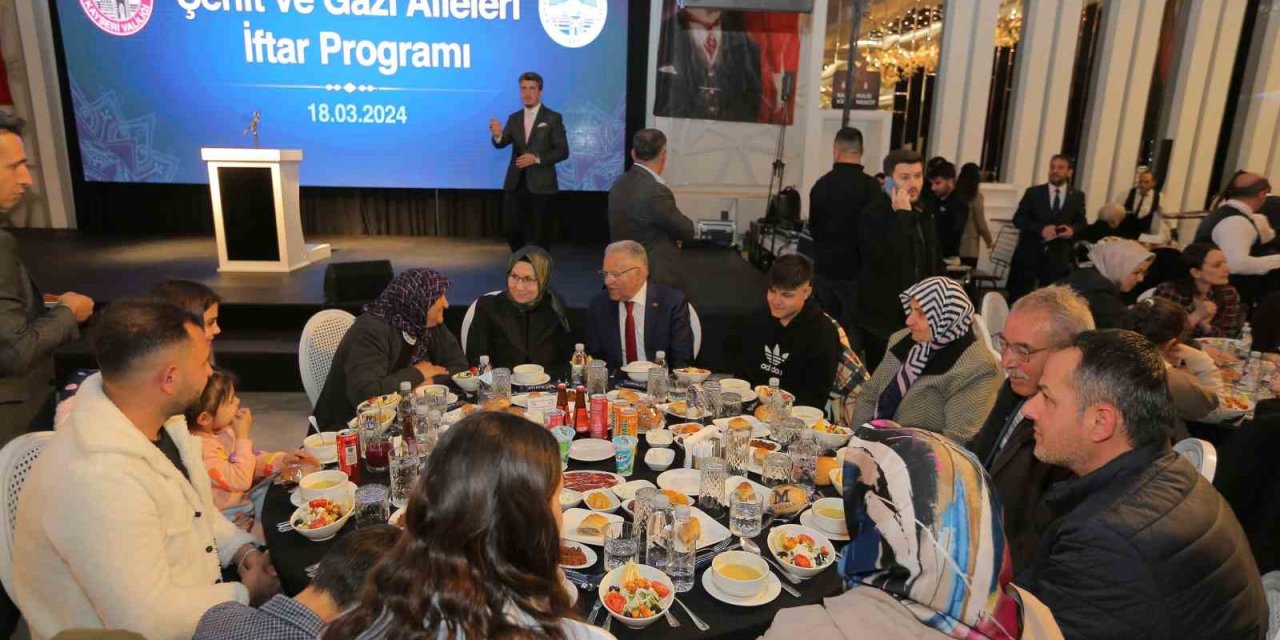 Kayseri Protokolü Şehit Aileleriyle İftar Yemeğinde Buluştu