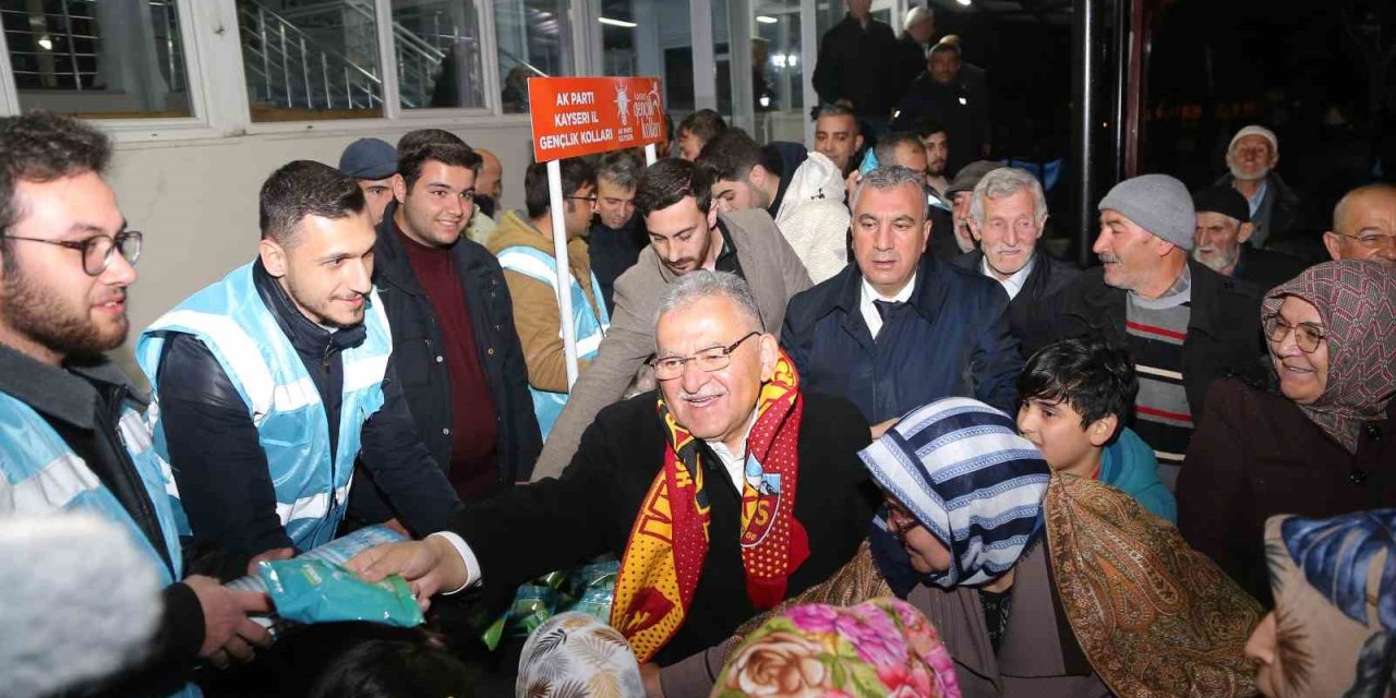 Büyükkılıç’tan Teravih Sonrası Esnaf Ziyareti