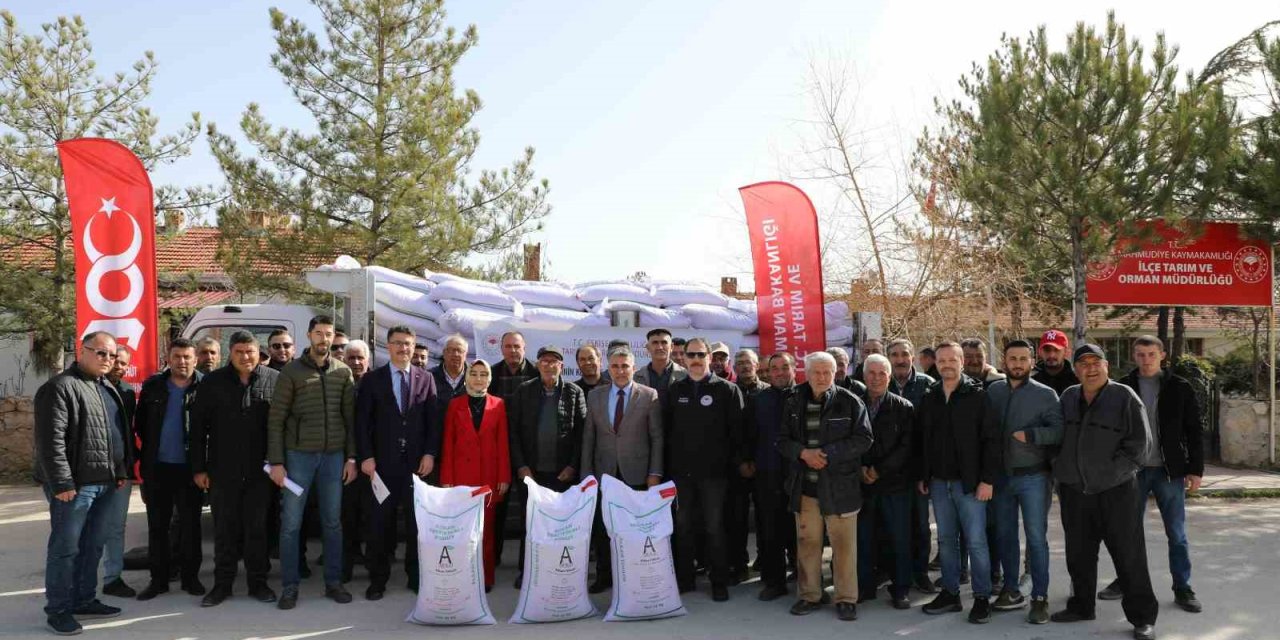 Mahmudiye Çiftçisine Kuraklığa Dayanıklı Nohut Tohumluğu Desteği