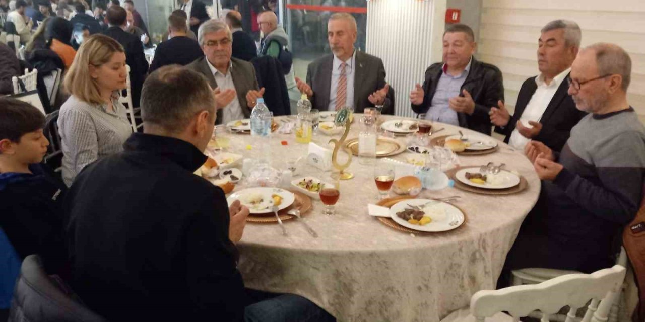 Eskişehir Kızılelma Turan Derneği Üyeleri Tarafından İftar Programı Düzenlendi