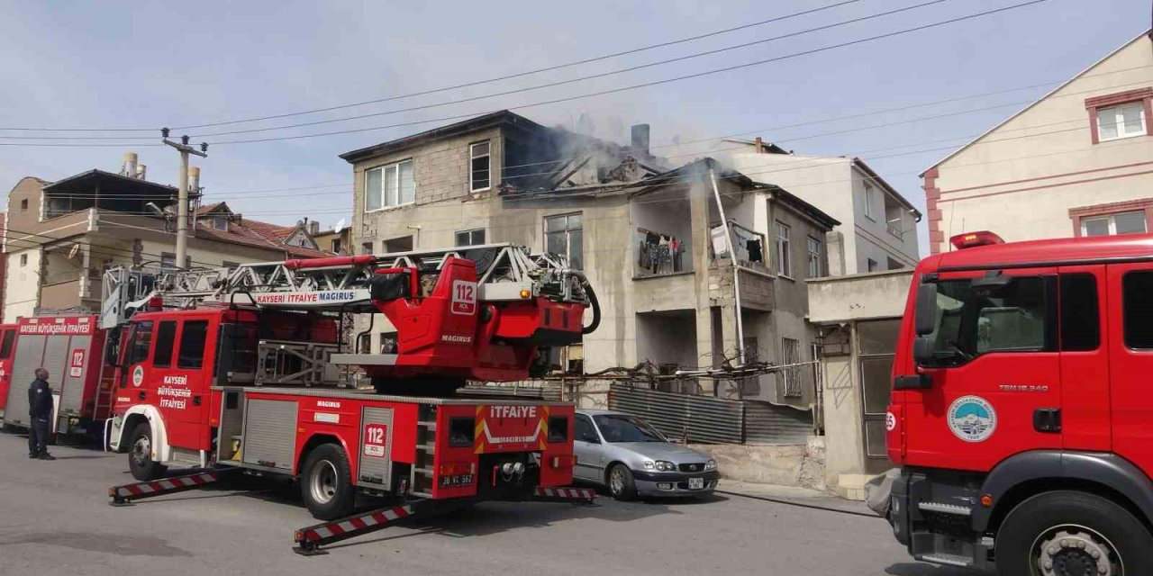 3 Katlı İkametin Çatı Katı Yandı: 1 Kişi Dumandan Etkilendi