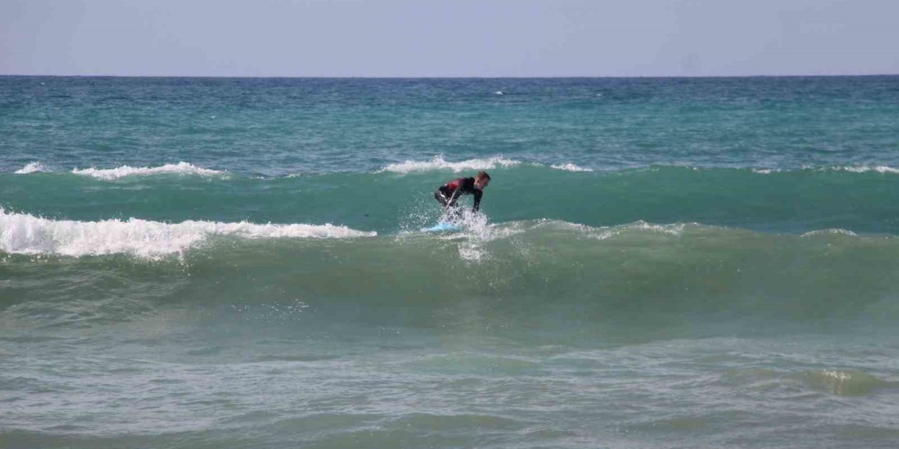 Sörf Tutkunları Dalgalı Denizi Fırsat Bilip Sörf Yaptı