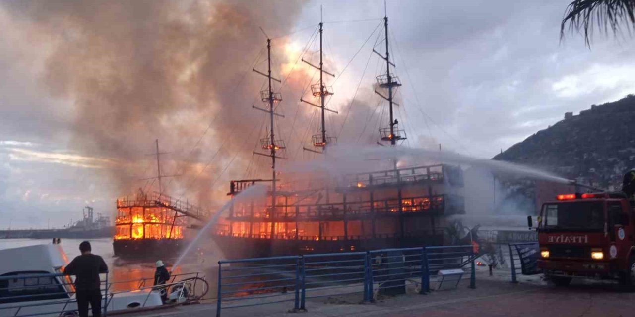 İki Tur Teknesi Alev Alev Yandı, Ekipler Seferber Oldu