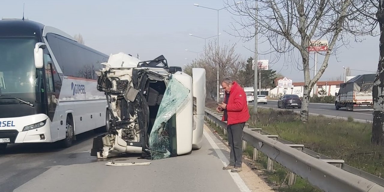 Kazada Şoför Kabini Kopan Tırın Sürücüsü Yaralandı