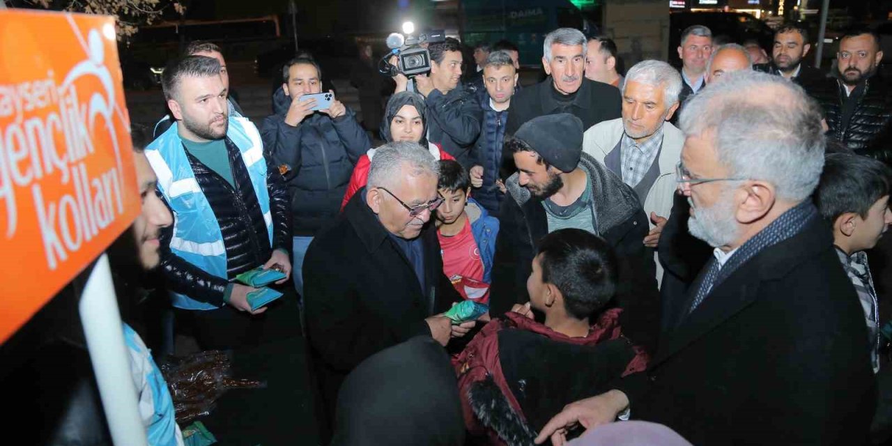 Başkan Büyükkılıç, Teravih Namazı Sonrası Vatandaşla Buluştu