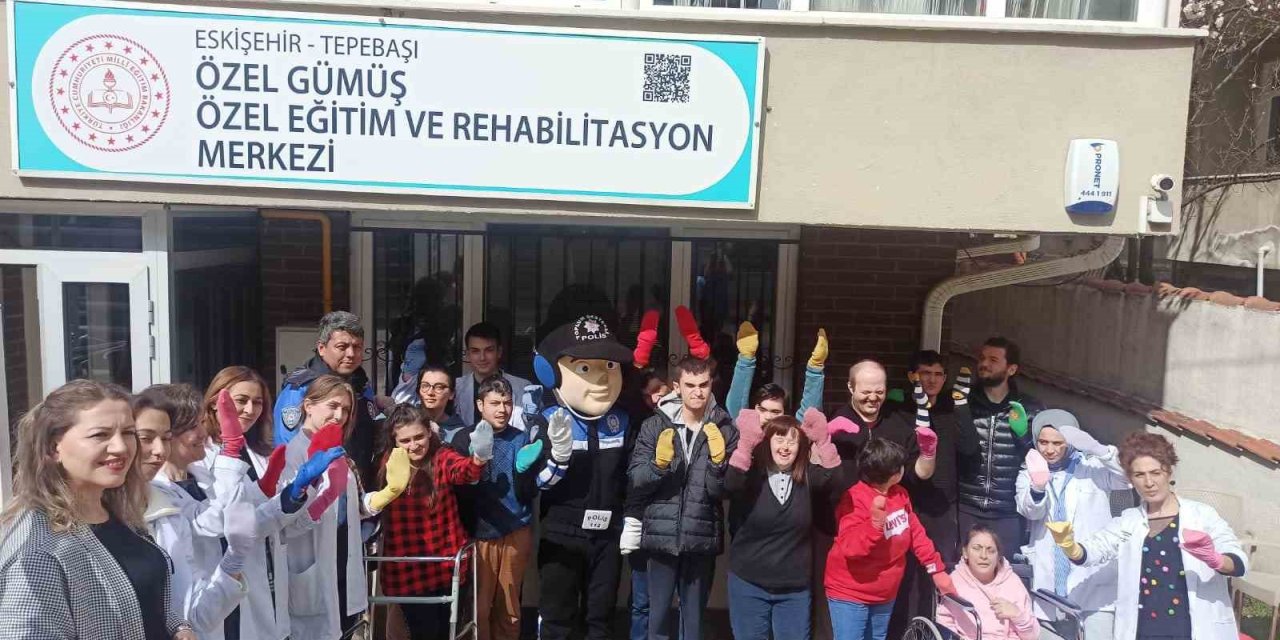 Polis Ekipleri Down Sendromlu Çocuklarla Bir Araya Geldi