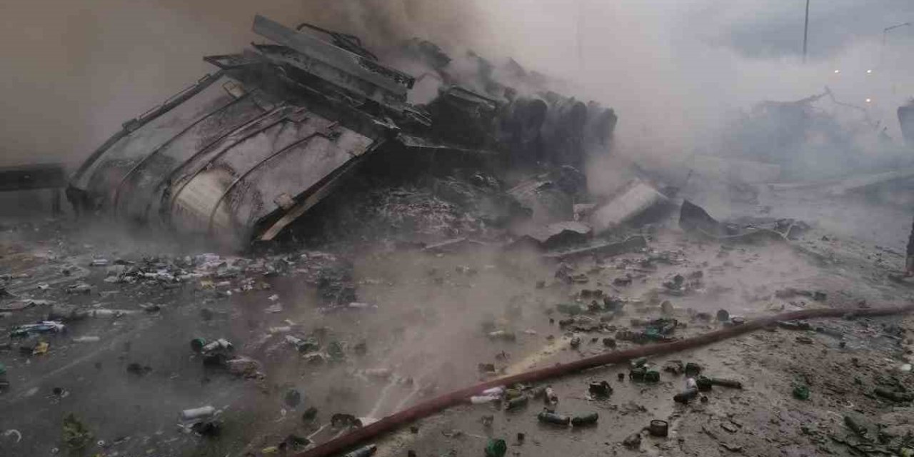 Kaza Yapan Parfüm Yüklü Tır Yandı: 1 Yaralı