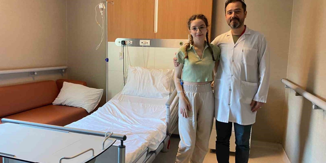 Skolyoz Hastası Zeynep Füzyon Cerrahisi İle Sağlığına Kavuştu