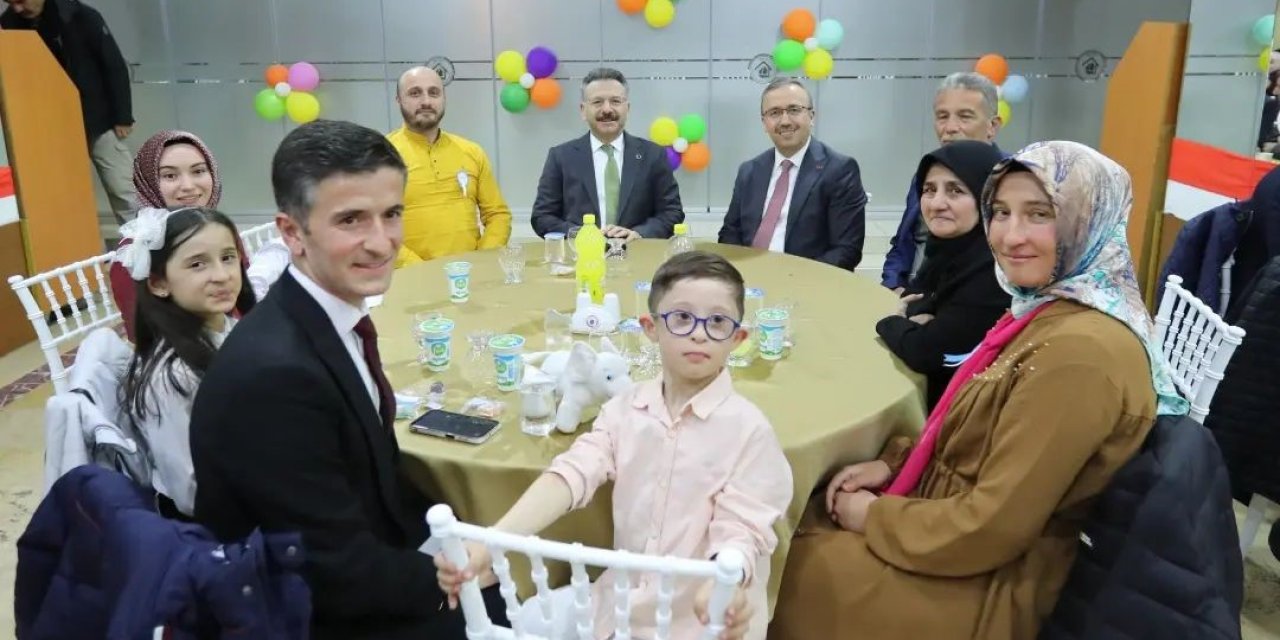 Vali Hüseyin Aksoy Down Sendromlu Çocuklar Ve Aileleriyle Bir Araya Geldi
