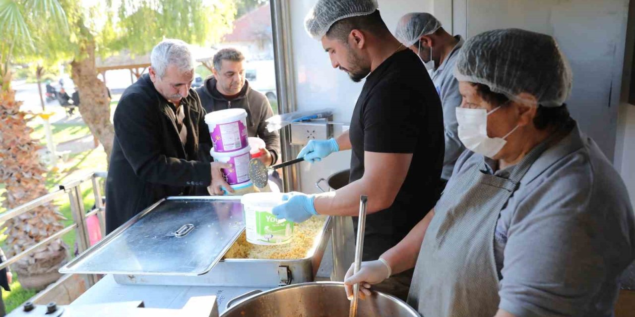 Mobil Aşevi Tırı, Mahallelerde Sıcak Yemek Dağıtımına Devam Ediyor