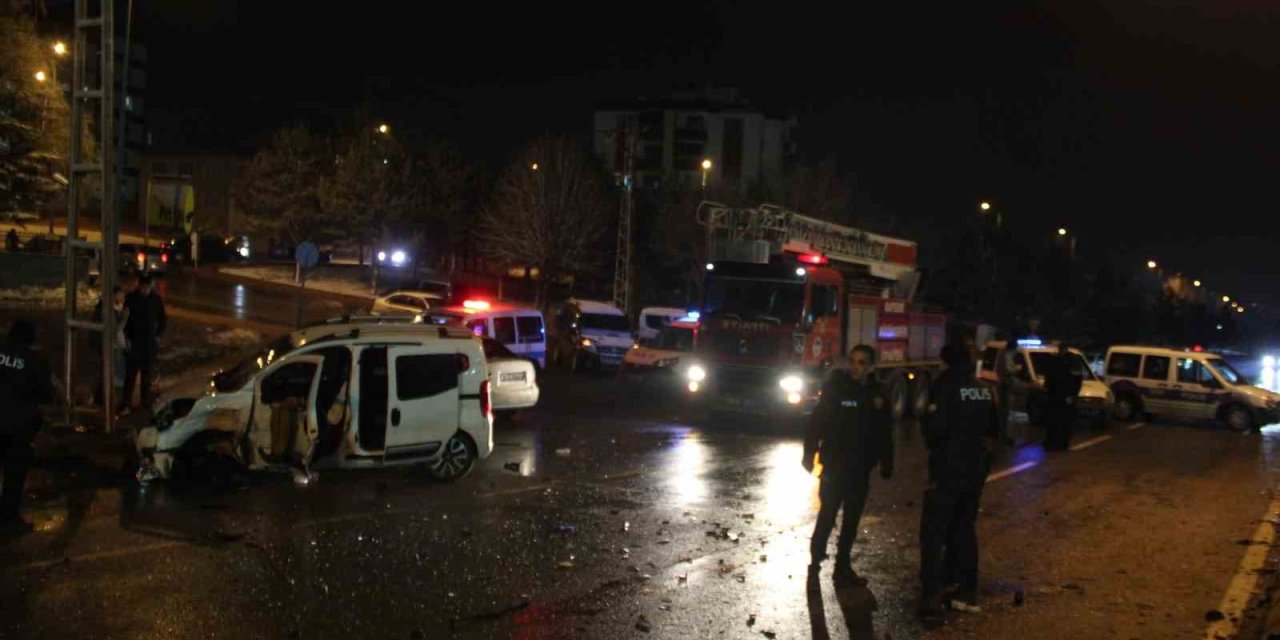 Kayseri’de Hafif Ticari Araç İle Pikap Çarpıştı: 5 Yaralı