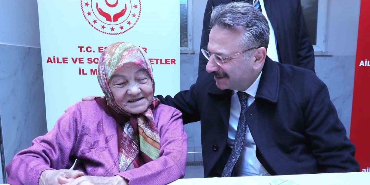 Vali Hüseyin Aksoy Huzurevi Sakinleri İle Bir Araya Geldi