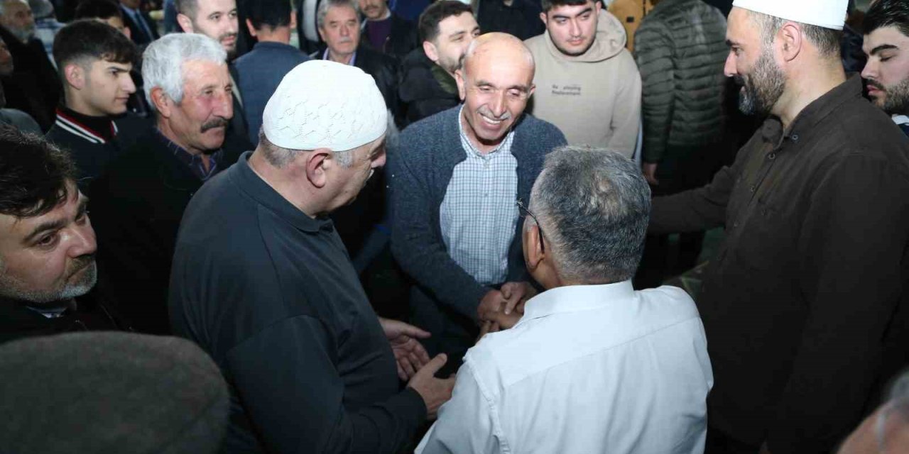 Başkan Büyükkılıç; Teravih Sonrasında Vatandaşla Buluştu
