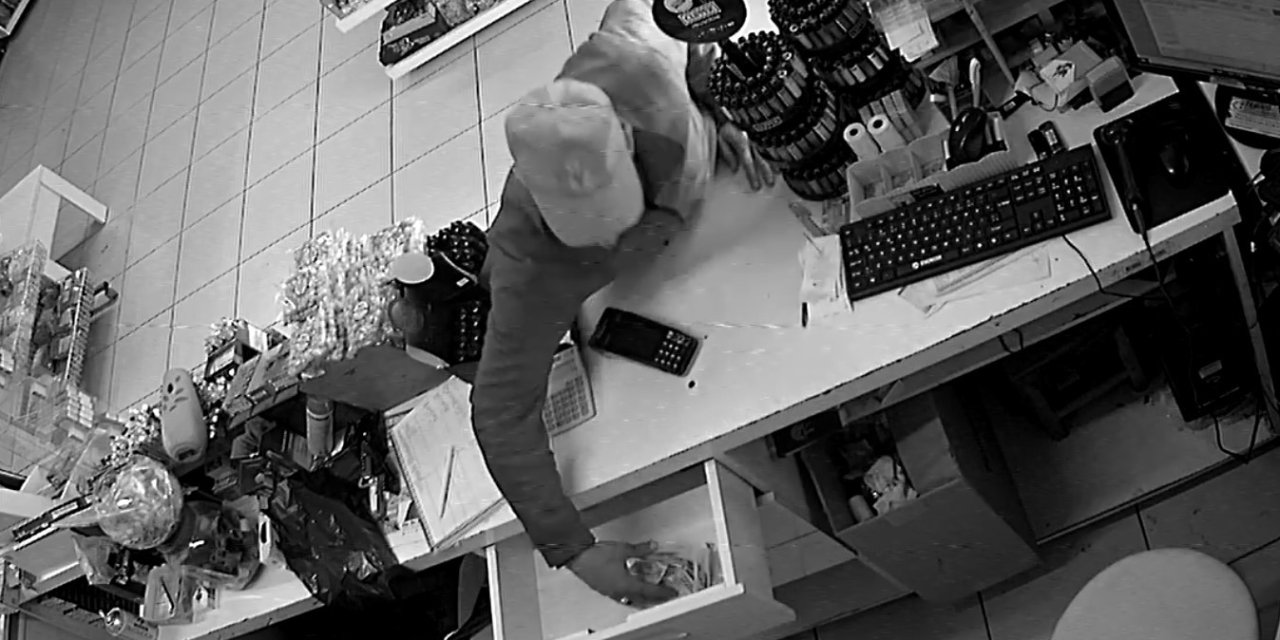 Güpegündüz Girdiği Marketten Avuç Dolusu Parayı Alıp Kayıplara Karıştı