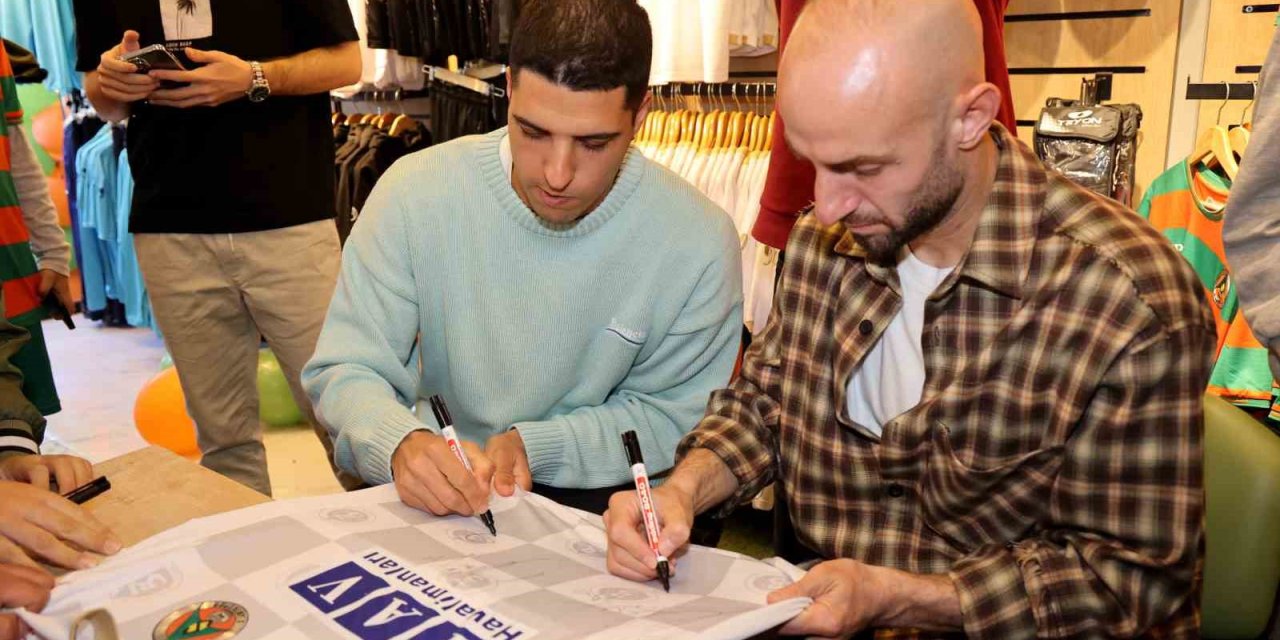Alanyasporlu Futbolcular Efecan Ve Novais İmza Gününe Katıldı