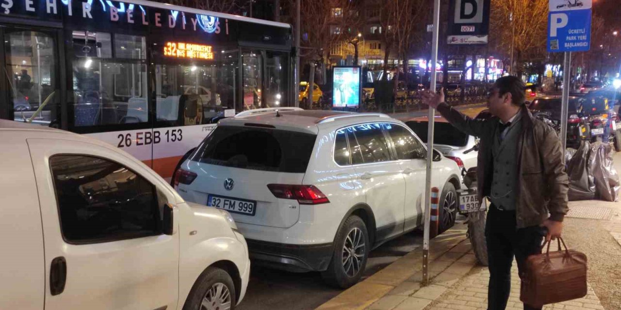 Otobüs Durağını İşgal Eden Araçlar Vatandaşların Tepkisini Topladı