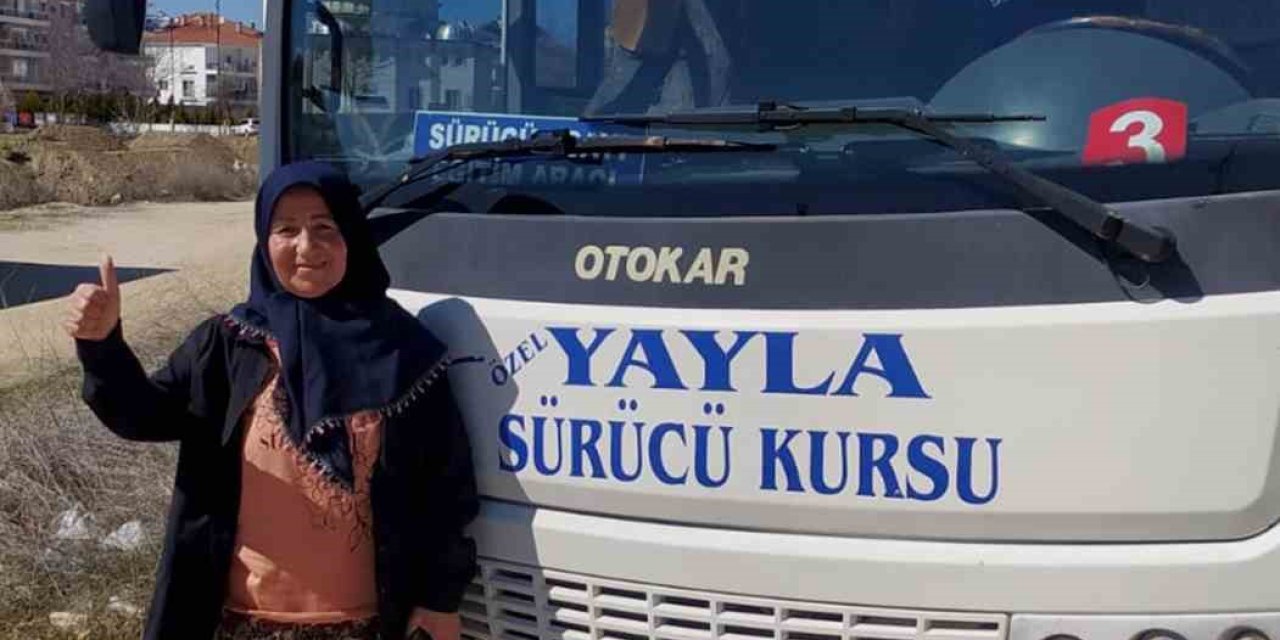 59 Yaşında, Arkadaşlarına İnat Otobüs Ehliyeti Aldı