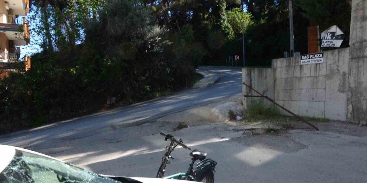 Park Halindeki Otomobile Elektrikli Bisikletle Çarpan Çocuk Ağır Yaralandı