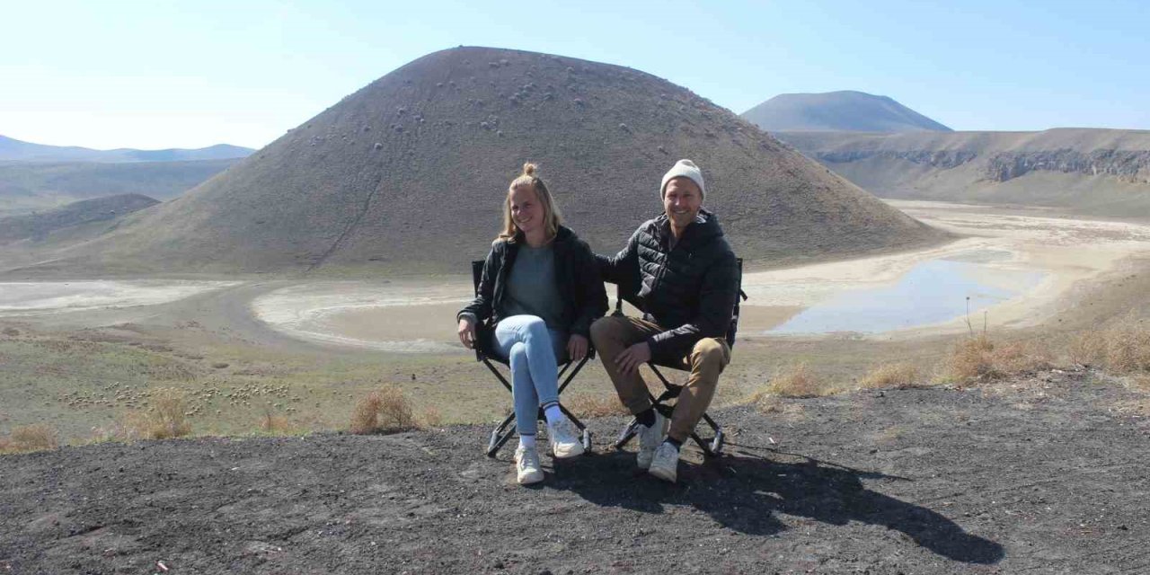 Karavanla Türkiye Turuna Çıkan Alman Çift, Meke Gölü’nde Mola Verdi