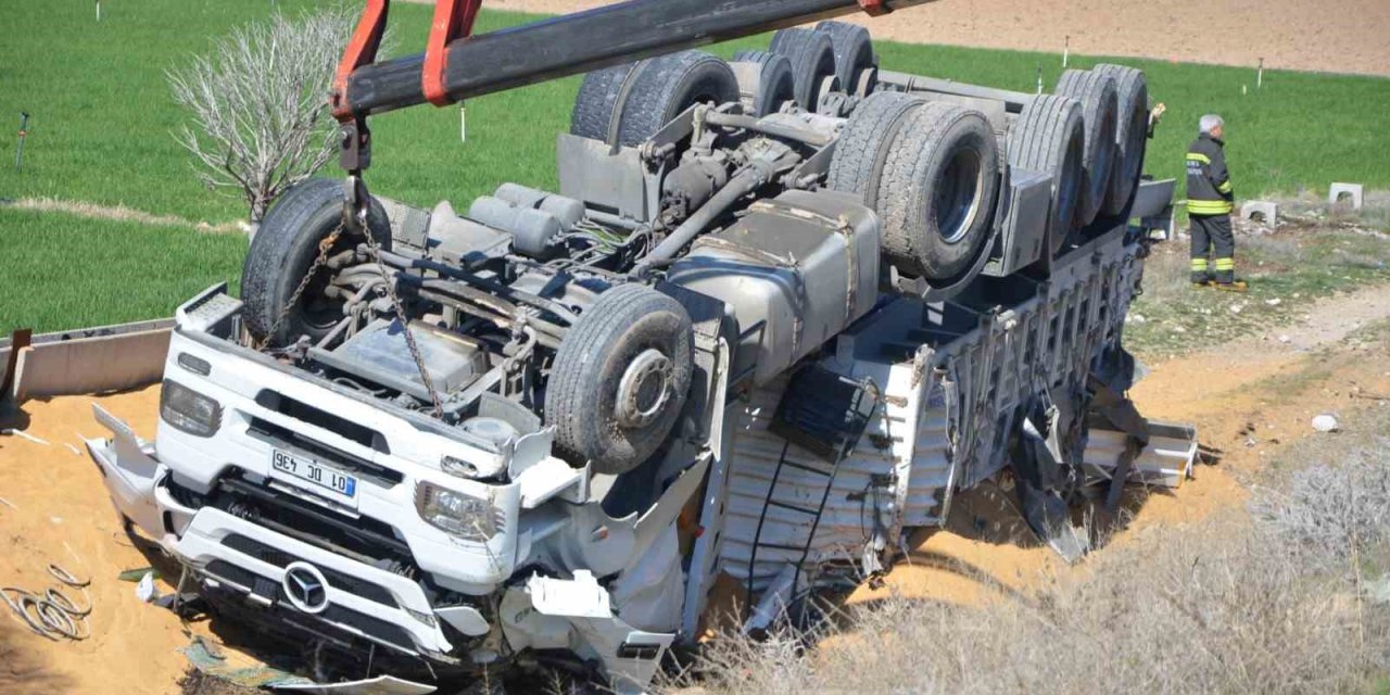 Konya’da Tır Şarampole Devrildi: 1 Ölü