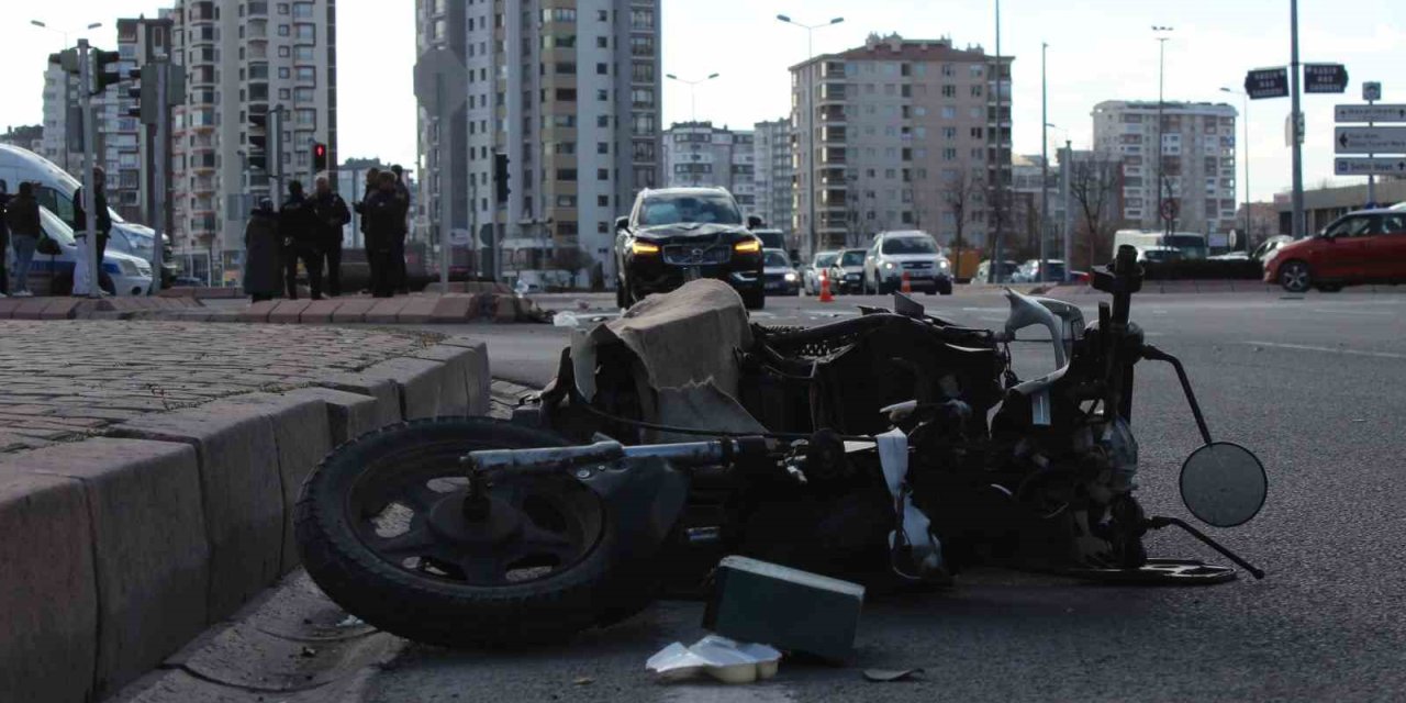 Kayserispor Başkanı Çamlı’nın Karıştığı Kazada Ağır Yaralanan Mobilet Sürücüsü Hayatını Kaybetti
