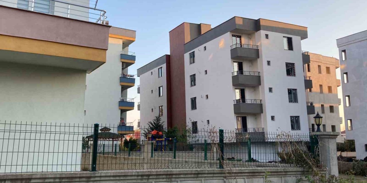 Mersin’de 4 Katlı Yeni Bina Yan Yatmaya Başladı