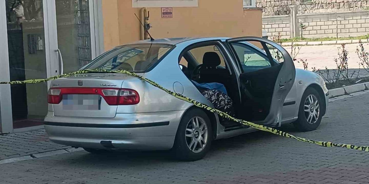 Hastaneye Gitmek İçin Bindiği Otomobilde Öldü