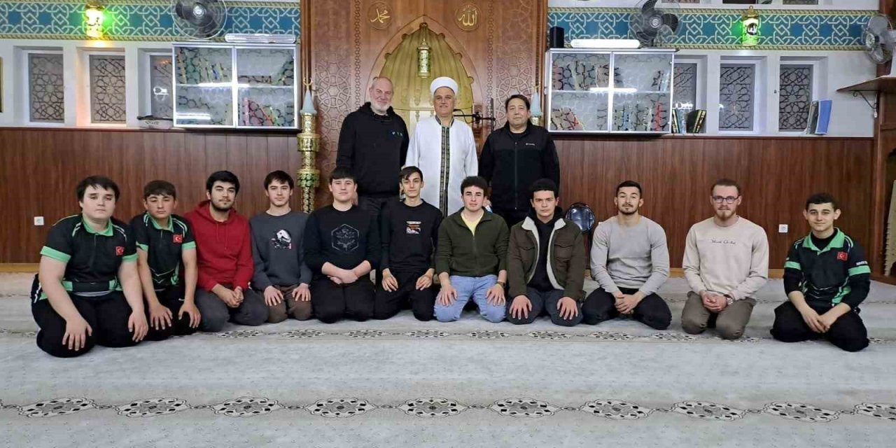 Genç Sporcular Teravih Namazında Buluştu