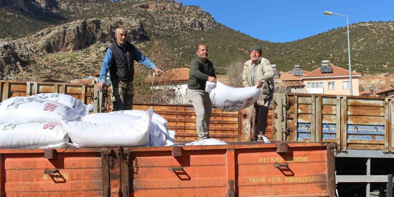 Elmalılı Çiftçilere 366 Çuval Süt Yemi Desteği