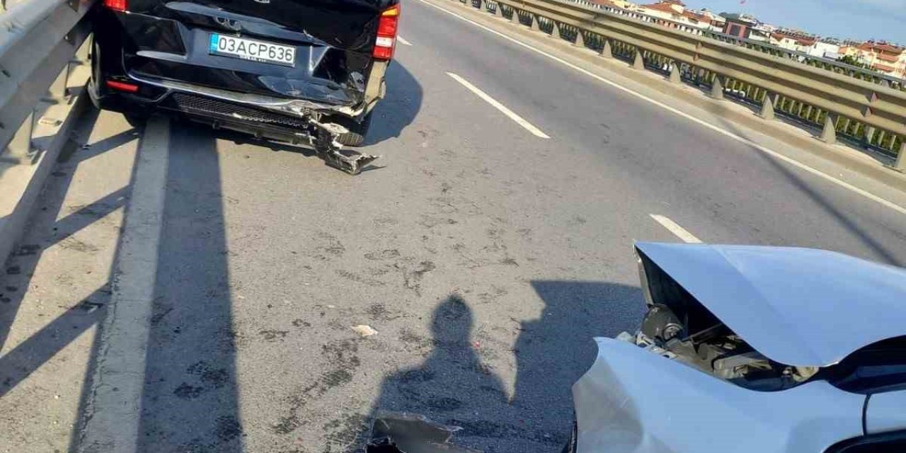 Köprülü Kavşakta 3 Araçlı Zincirleme Kaza: 2 Yaralı