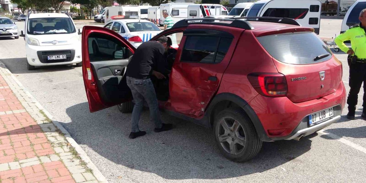 Manavgat’ta İki Otomobil Çarpıştı: 2 Yaralı