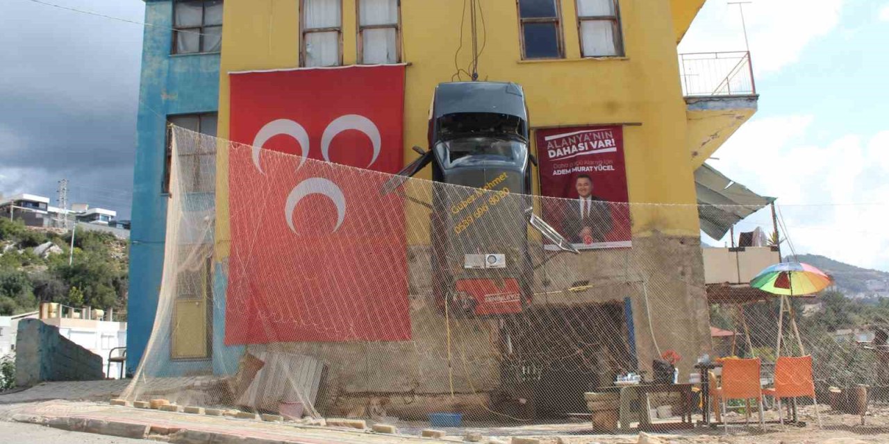 Kazaya Karıştığı İçin Yaşadığı Binanın Duvarına Vinçle Astığı Otomobiline 2 Yıl Ceza Verdi