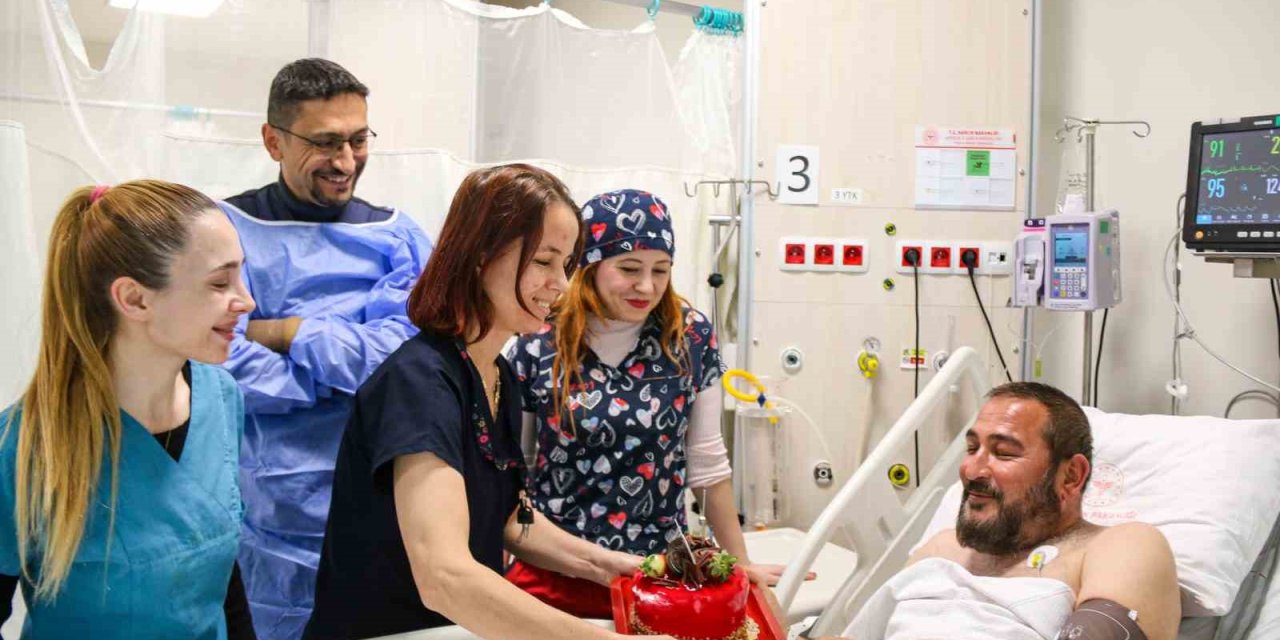 Yaşam Savaşı Ve Sevinç: Yoğun Bakımda Doğum Günü Pastasıyla Gözlerini Açtı