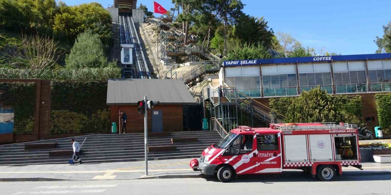 Asansörde Mahsur Kalan Anne Oğulu İtfaiye Kurtardı
