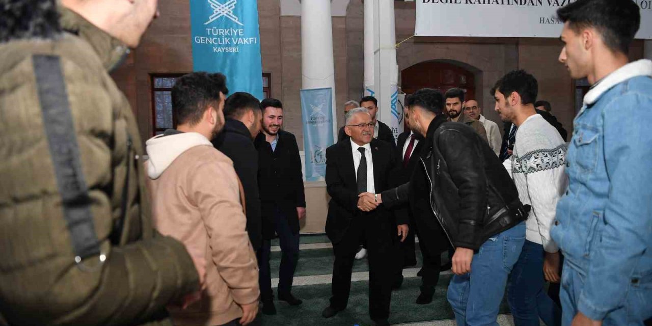 Başkan Büyükkılılç; İftar Programında Gençlerle, Teravihin Ardından Da Vatandaşlarla Buluştu