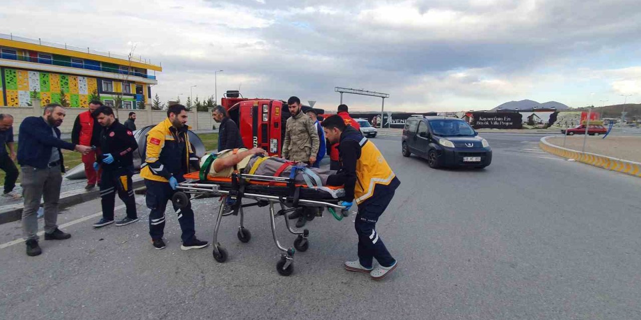 Kayseri’de İlginç Kaza: Üzerindeki Yük Kamyoneti Devirdi