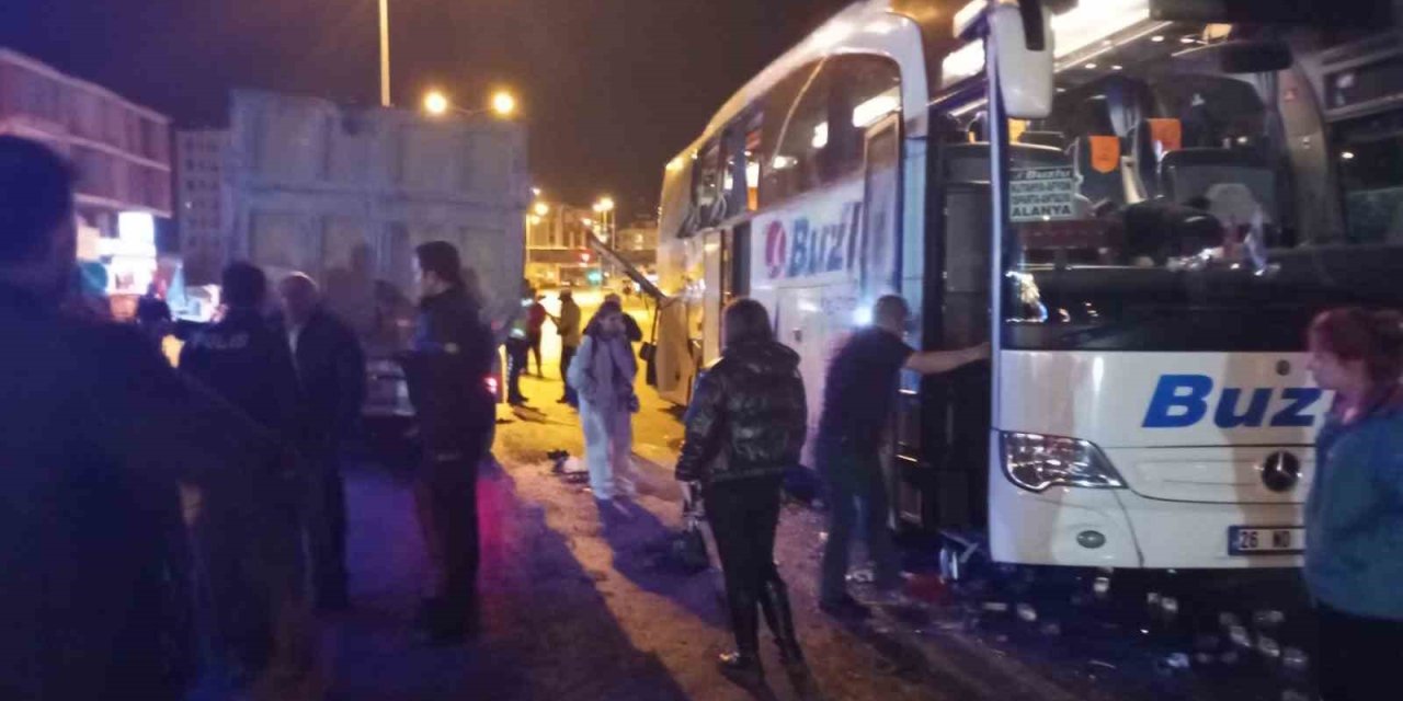 Antalya’da Otobüs Ve Hafriyat Kamyonu Çarpıştı: 4 Yaralı