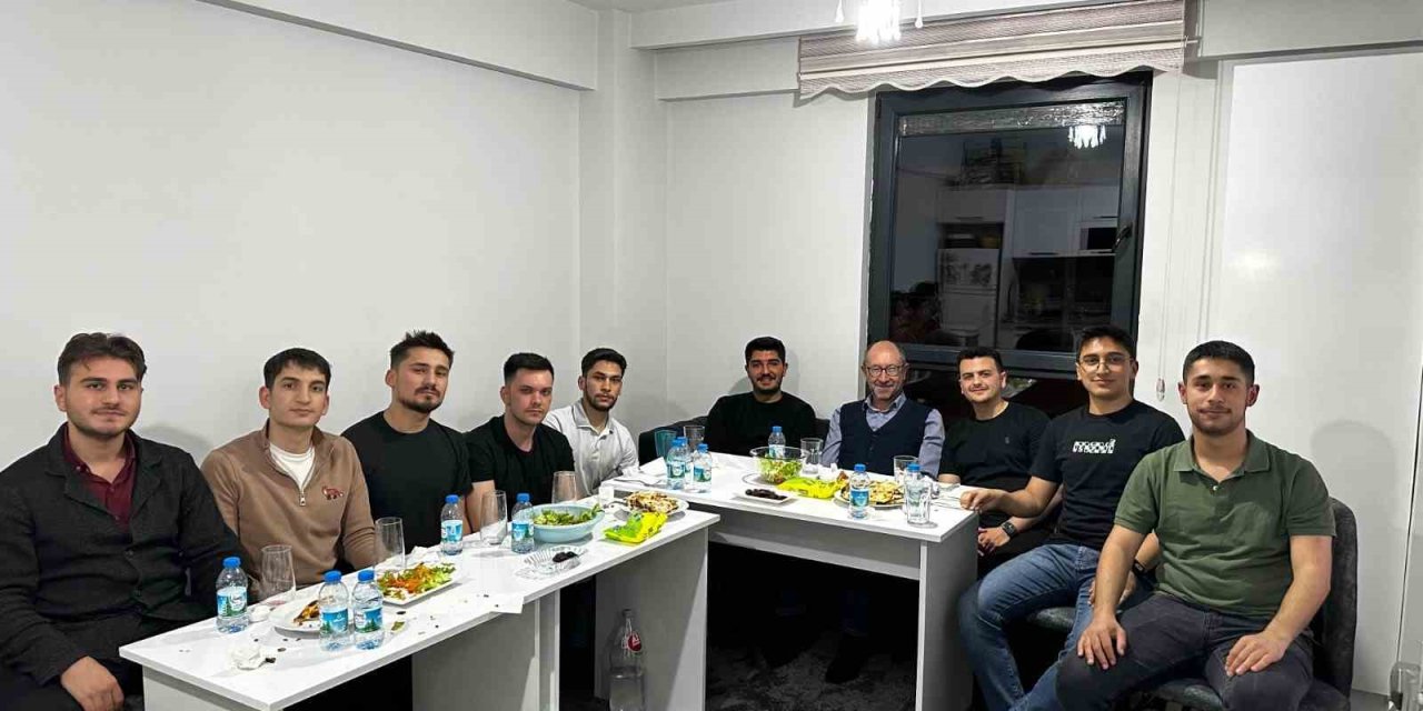 Rektör Erdal Öğrenci Evinde İftara Katıldı