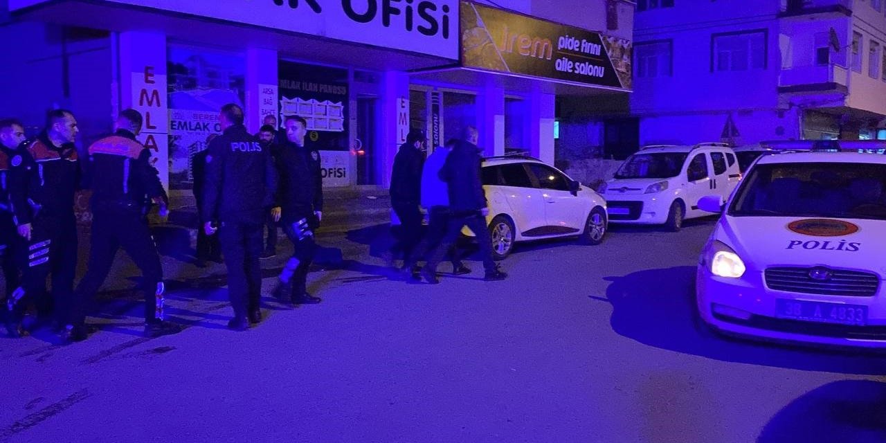Aranması Olan Şahıs Uygulama Yapan Polise Bıçak Çekip Kaçtı
